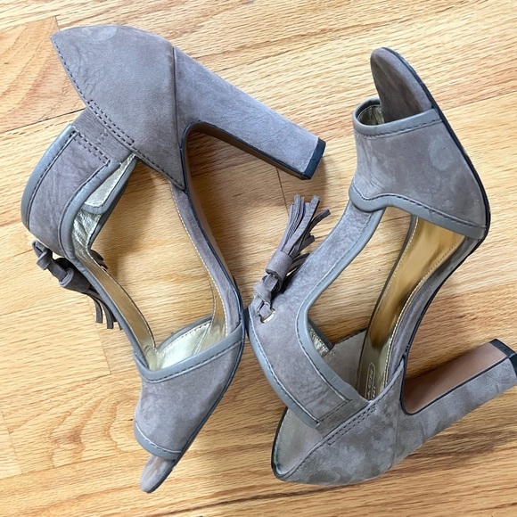 Coach Tristen Elephant Nubuck Leather Sandals
Heels w/ Turnlock & Tassel 9.5 - Picture 9 of 11